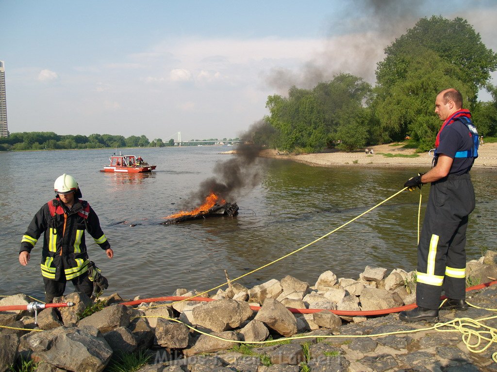 Kleine Yacht abgebrannt Koeln Hoehe Zoobruecke Rheinpark P165.JPG